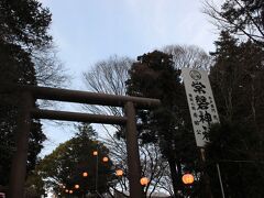 水戸駅前から偕楽園駅行きの関鉄バスに乗り下車。
梅まつり期間中は偕楽園駅で常磐線が臨時に停車をするのですが、
時間が遅かった為、偕楽園駅は通過してしまっていたのでした。
バス停から“常磐神社”へ歩いて行きます。