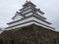 鶴ヶ城です。
微妙に雪が残ってます。