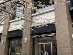 友達が桜を見ながらランチのできるフレンチレストラン『Couche by B.B.S』を予約してくれました。

https://couche-bbs.com/
