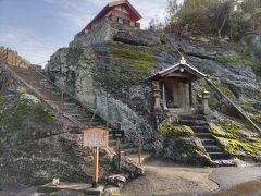 観世音寺です。
岩の上にお寺があるよ
すこし登りにくいけれど、石州瓦のまちなみを
見渡せるので登ってみてネ