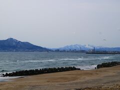 海の向こう側には、函館中心部と五稜郭タワーが見える。
