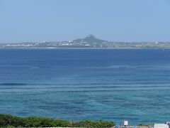天気が良いと伊江島の島影が美しいです。
ここもいつか行ってみたい島
百合の咲く季節に・・・
花とみどりの島　伊江島　
百合の花・リリーフィールド公園が有名なようです　