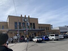 駅舎も古く、国の文化財に指定されている。
ここ小樽駅は、2022年春の番組で取り上げられていた駅ランキングにもランクインしていた。

あれ？この外観、どこかで見たことがある？
実は小樽駅、上野駅と姉妹駅提携を結んでいる。