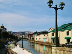 通りをまっすぐ進んでいくと、その先に見えたのは小樽運河だった。
「This is 小樽」って感じの風景、浅草橋側から。