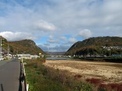 すると、川を挟んで切り立った山が左右に二つ見えます。
左が今から目指す新高山城、右が高山城。
