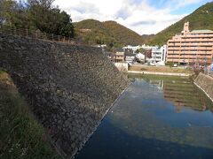 ここは天守台の上。
三原駅は三原城天守台の上にかかるように存在しています。
