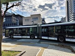 信号待ちをしていたらポートループが！

新神戸駅前から市役所前を通ってハーバーランドまで来る連接バスです。



