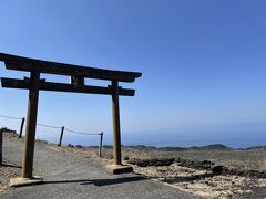 三原神社の鳥居です。噴火が起きてもなぜかここだけは無事だったという、なんとも不思議な場所です。