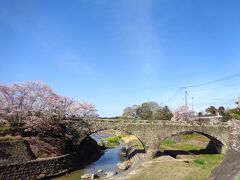 桜をめぐる旅、自宅と玉名市の草枕温泉てんすいを往復します。
今までの旅行記で既出の施設ですが、旅の記録ということでご容赦ください。
まずは福岡県と熊本県の県境近くにある岩本橋からです。江戸時代～明治初期にかけられた眼鏡橋です。