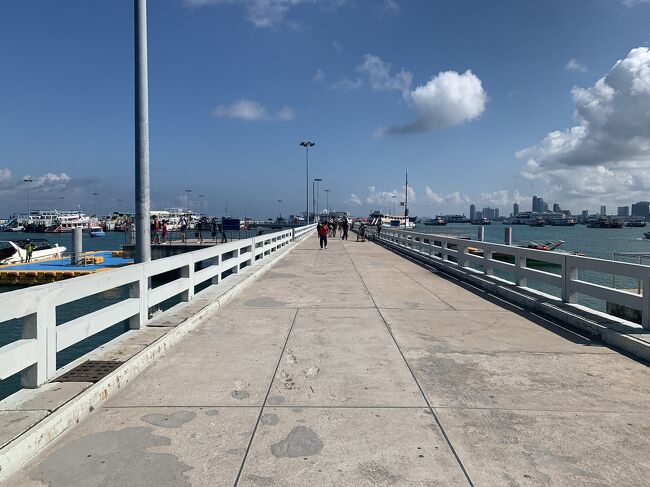 乗り場までの桟橋<br />天気が良くて浮かれちゃた(^^)