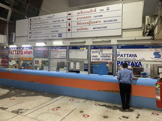 チケットカウンター一番右の売り場でチケットは買って下さいねー。<br />呼び込みのオッサンはロットゥって乗合ハイエースで時間もかかるし、満員になるまで出発しないし、狭いし、トイレ無いし。<br />バスの方がオススメです🚌