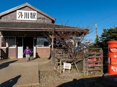 もう一方の終点、外川駅に着きました。
大正12年に建てられた木造駅舎。銚子電鉄のシンボルですね。