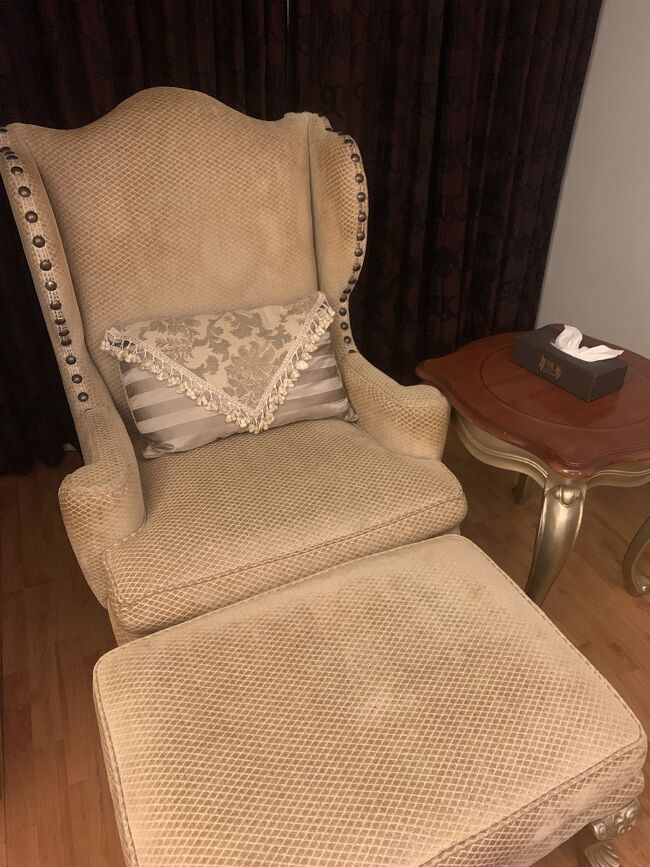 そしてソファー。。。<br /><br />お部屋は広くてビーチロード沿い<br />値段も朝食込みでお手頃で決めたのですが<br />とにかく古いくて気のせいかしら？湿気てるのよねー<br />お部屋がねー。テレビはNHKプレミアが見れますが<br />英語のヤツね。アニマックスは見れたよ。<br /><br />ホテルの隣りがファミマなんですが閉店してました。<br /><br />とりあえず荷物を解いてパタヤ1泊目は終了。<br /><br />つづく　パタヤ編<br />