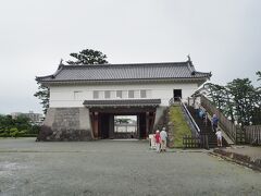 南側から城址公園を城の方へ進むと、右手に銅門があります。
入れそうなので、行ってみる。