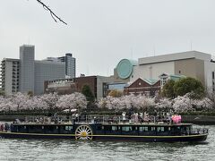 造幣局の前をちょうど花見船が通過