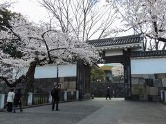 九段下駅を出てすぐのところには、日本武道館があり、武道館の入り口の門の付近の桜がとてもきれいでした・・・

こちらの門は「田安門」。武道館のある北の丸公園の北側にあり、国の重要文化財に指定されています。