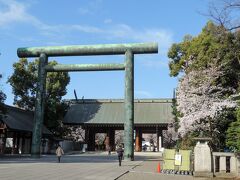 さてさて、やってきたのは靖国神社。

靖国神社には東京の桜の標本木があり、桜のシーズンになると気象庁の職員が標本木を確認している様子がテレビなどでもおなじみの光景...