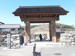 江戸時代初期に、織田信長の次男・信雄(のぶかつ)によって築庭された楽山園を見学します。