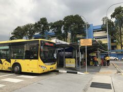 シンガポールからジョホール・バル行きの越境バスはクイーンズ・ストリートのバスターミナルから出ていますが、、、