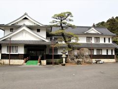 隣接して岩村山荘があります。