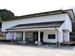 岩村城藩主邸内にある岩村歴史資料館

岩村城の麓にある岩村城藩主邸の敷地内にある歴史資料館です。無料の広い駐車場完備なので岩村城に登城する際ここの駐車場を利用して岩村城に登城できます。享保時代岩村城絵図，明和時代岩村城絵図があるので岩村城登城前に観ておくと良いでしょう。私は狛犬が好きなので津島神社の木製の笑顔が素敵な狛犬展示が良かったです。