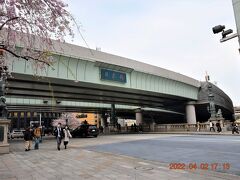 自宅最寄駅から京成本線～都営浅草線日本橋駅まで乗換なしで17時過ぎに到着。