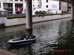 本日は天気が下り坂で寒い日、そんな中、日本橋川には観光らしきボートが航行中。