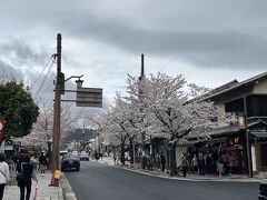 今年の嵐山
凄い人出です
平日だけど皆さんよくご存じ
昨日京都に桜満開宣言が出たことを
じっとなんかしてられませんよね
