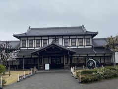 １、京都鉄道博物館
ＪＲ嵯峨野線梅小路京都西駅すぐ
ちなみに建物は出口の元二条駅跡