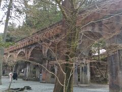 日の出うどんから15分ほど歩いてやってきた次なる場所は南禅寺の水路閣
ここは二人が記念写真をとってたところ