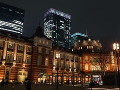 丸の内側
東京駅舎のライトアップ