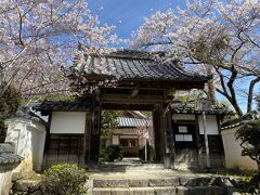 花の寺と言われる「勝持寺」へ。

拝観料は400円。
駐車場は無料です。