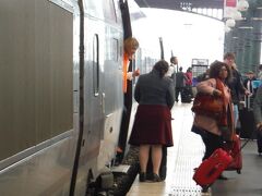 ３時間ちょっとのタリスの旅を思わず楽しんで、パリ北駅（Paris Gare du Nord）に時間通り着きました！
とても感じの良い乗務員さんは、最後の挨拶もばっちり丁寧。