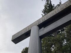 10分ほどで外宮前のバス停へ。9時頃到着。まだ人はまばらです。
天気は薄曇り。外宮の鳥居を一礼してくぐります。