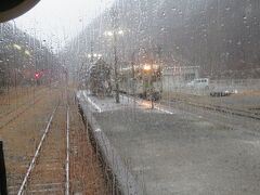 雨降りの陸中大橋駅に入線してくる上り列車