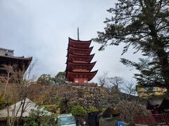 豊国神社の隣にあるのは１４０７年建築の五重塔。宮島のシンボルの一つですね。
前回旅行時は豊国神社の後に真下に行くことが出来ましたが今回は時間的にできず・・・。前回見る事が出来ましたし、どちらにしても塔の中には入る事が出来ないので下から眺める姿も美しいですし良かったかなと。