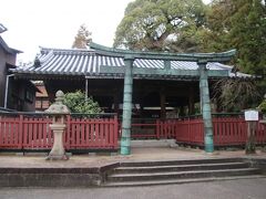 厳島神社の裏にも神社がありました。厳島神社の摂社で三翁神社と呼ばれる神社です。１１７７年の書物には名前が挙がっていたという歴史ある神社で(とは言えこの辺りはもっと古くからの神社ばかりですが)明治になるまでは山王社と称されていたそうです。多くの御祭神を祀っている神社でした。