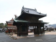 厳島神社の隣にあるこのお寺は大願寺。古くから厳島神社との関係が深いお寺でしたが、明治になり神仏分離によって厳島神社から弁財天が移され祀られています。
この山門は江戸時代中期に建てられたもので当初はこの周りを伽藍で囲っていたようですね。