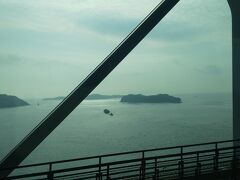 車窓からは瀬戸内海の島々が。この日はちょっと曇ってたから残念