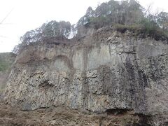 がんだて公園・・・御嶽山の火山活動噴火物で、麻利支天山第6溶岩が兵衛谷の渓谷に沿って形成された柱状節理

およそ17km流下しつつ固まり、いわゆる「押出し」の末端近くに発達した両輝石安山岩

高さ72m、幅120mにわたり断崖をなし、結構な迫力

特に新緑の季節が美しく、ドウダンツツジとのコントラストが楽しめます

小坂の滝めぐりの初級の「三ツ滝コース」の出発点となっています


