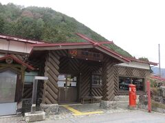 飛騨小坂駅・・・1933年開業、杉丸太造りの純木造駅舎

「中部の駅100選」認定駅

今では無人駅となっていて、ミニギャラリーにもなっています

標準設計が多い駅舎の中でも、木材の町と御嶽登山口をイメージした杉丸太造り

白樺材使用の特別設計による純木材建築がなされました

ホームの待合室はきれいに整備されていて、明るい雰囲気

かつては日本で唯一のログハウスの駅でした

趣のある木造駅舎がノスタルジー感じさせてくれて、思わず電車に乗ってみたくなりました