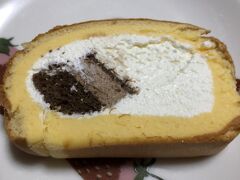 　私の取り分はこれだけ。ふわふわのカステラと、甘すぎない生クリーム部分と、ビターなチョコレート部分。美味しーい。
　翌日娘宅へ各種お土産をお届けに。孫（姫）の一番のお気に入りは、これ。美味しいからだそう。小さい頃からグルメです。また来月ね。