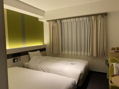 「チサンスタンダード京都堀川五条」にチェックイン。

部屋おまかせプランで金曜日泊だったので、
2名素泊まりで4,000円という安さでした。