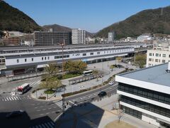 三原Ⅱ駅



該駅は、明治２７年（１８９４年）６月１０日開業である。
該駅は、三原Ⅰ（現 糸崎）-廣島間開通に伴い開業した。
該駅開設の為に旧三原城内堀跡を埋立活用したが、三原Ⅰ（現 糸崎）-三原Ⅱ間は旧城下町住宅密集地だった事から、土地収用には少なからず難儀が生じた。
昭和５年（１９３０年）３月１９日附で三呉（現 呉）線三原Ⅱ-須波間開通と共に該駅は分岐駅となり、更に、昭和１１年（１９３６年）１１月１５日附で三原市が成立し該駅は該市中心駅となるが、格式上では糸崎駅が上位たる時代が継続した。
初代駅本屋は老朽化が著しい事から改築が決定し、昭和２６年（１９５１年）に第２代駅本屋に改築された。
然し、昭和４０年代半ばまで、糸崎駅停車、三原Ⅱ駅通過列車が多数存在し、東京（呉線経由）広島間運転の寝台急行列車 安芸 号などは典型的存在だった。
然るに、三原Ⅱ-広島間直流１５００Ｖ電化以降、糸崎駅通過列車が発生し、更に、昭和５０年（１９７５年）３月１０日附で山陽新幹線岡山-博多間延長と同時に該駅が新幹線停車駅になるに及び、該駅地位上位化した。
該駅は三原市中心部高架化に依り、
上り線 平成元年（１９８９年）９月２８日
下り線 平成２年（１９９０年）６月２６日
呉線 　平成３年（１９９１年）７月２９日
に高架線に切替えられ、最終切替と同時に駅本屋も改築され第３代駅本屋が成立した。
https://www.jr-odekake.net/eki/top?id=0800601