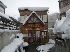 　隠れるように建つ小さな建物が河原湯共同浴場。