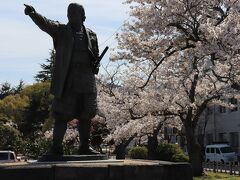萩城跡まで来てみました。
長州藩士の久坂玄瑞進撃像。

歴史に興味のある人は萩なんてきっとたまらないのでしょうね～。
