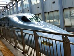 一本乗り遅れましたが、小倉～博多まで
さくら、というかわいい名前の新幹線に、乗れました。