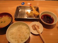 雨でも食べる。

天ぷらひらおに開店と同時に。