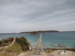 チェックアウトして昨夜ナイトツアーで行った角島灯台へ行ってみることに。
ここがよく見る景色ですね。