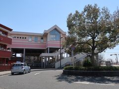 東尾道（ひがしおのみち）駅
　


駅本屋
尾道市は市政制度導入以降、国有鉄道として該市内に於ける駅は尾道駅のみという全国でも稀有な存在である。
該市東部高須地区は尾道駅まで６Ｋｍ以上在り、より至近として松永駅の利用を余儀無くさせられていたが、松永尾道双方に通じる道路が１本しか存在しない事から、道路渋滞が日常茶飯事となり地元住民から早期改善を求められていた。
尾道市は西日本旅客鉄道岡山支社に対し新駅開設に関する陳情を反復し、該新駅開設資金全額を地元負担とする事で双方合意し、平成８年（１９９６年）７月２１日附で該駅が開業した。
https://www.jr-odekake.net/eki/top?id=0650629